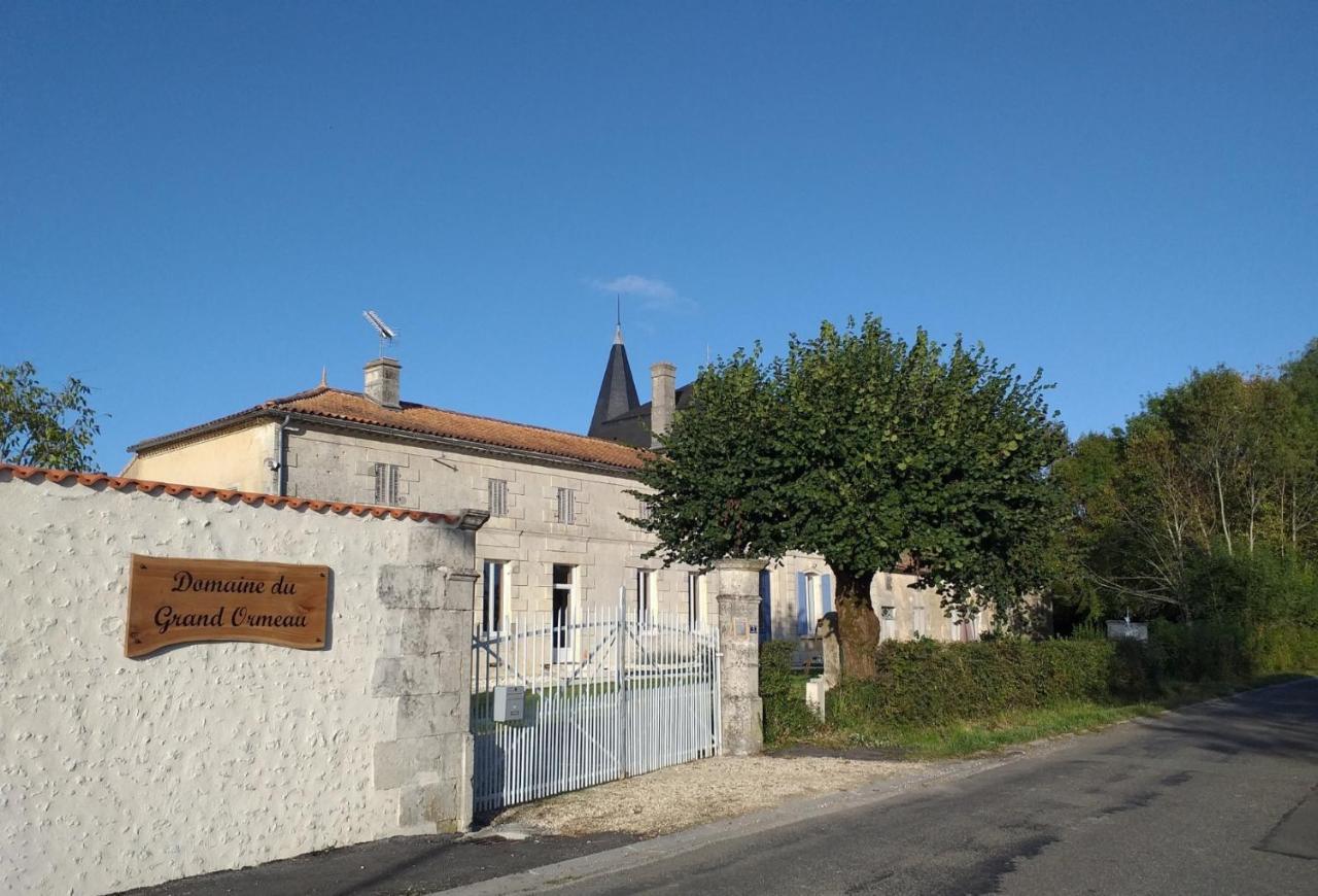 Domaine Du Grand Ormeau Bed & Breakfast Semillac Bagian luar foto